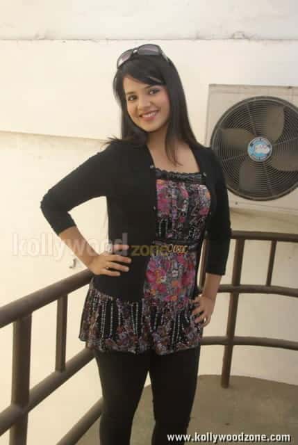 Actress Saloni Sexy Pics 14