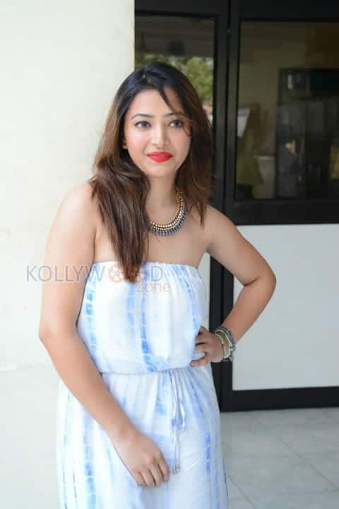 Actress Swetha Basu Prasad Sexy New Photos 09