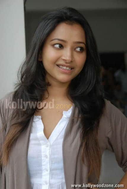 Cute And Sexy Swetha Basu Prasad Photos 04