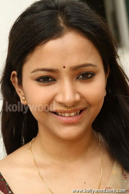 Swetha Basu Prasad Chandamama Movie Heroine Stills 08