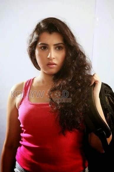 Telugu Actress Archana Spicy Stills 11