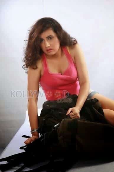 Telugu Actress Archana Spicy Stills 15