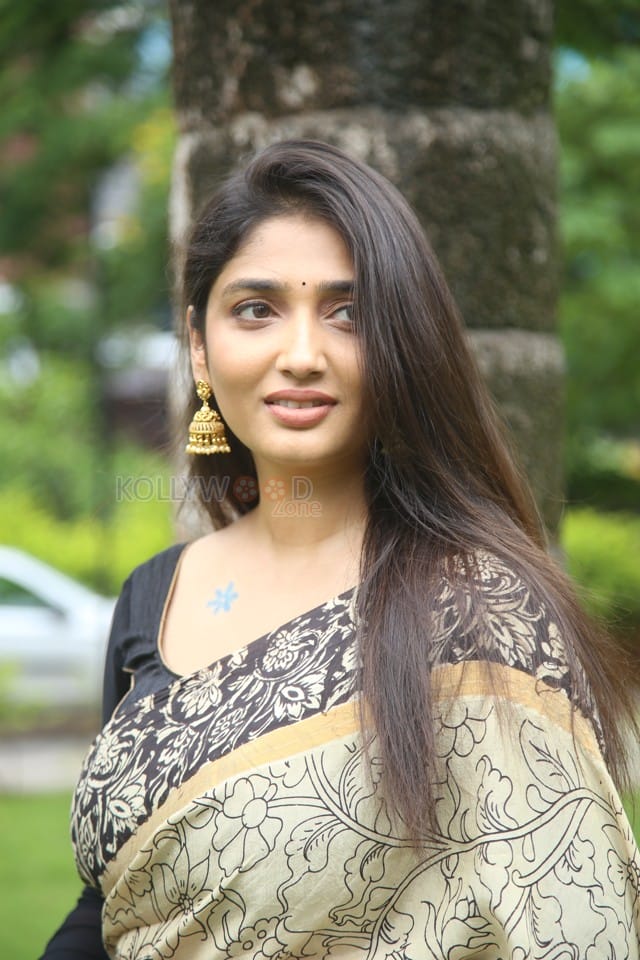 Telugu Actress Priya Vadlamani at Veeranjaneyulu Viharayathra Teaser Launch Pictures 01