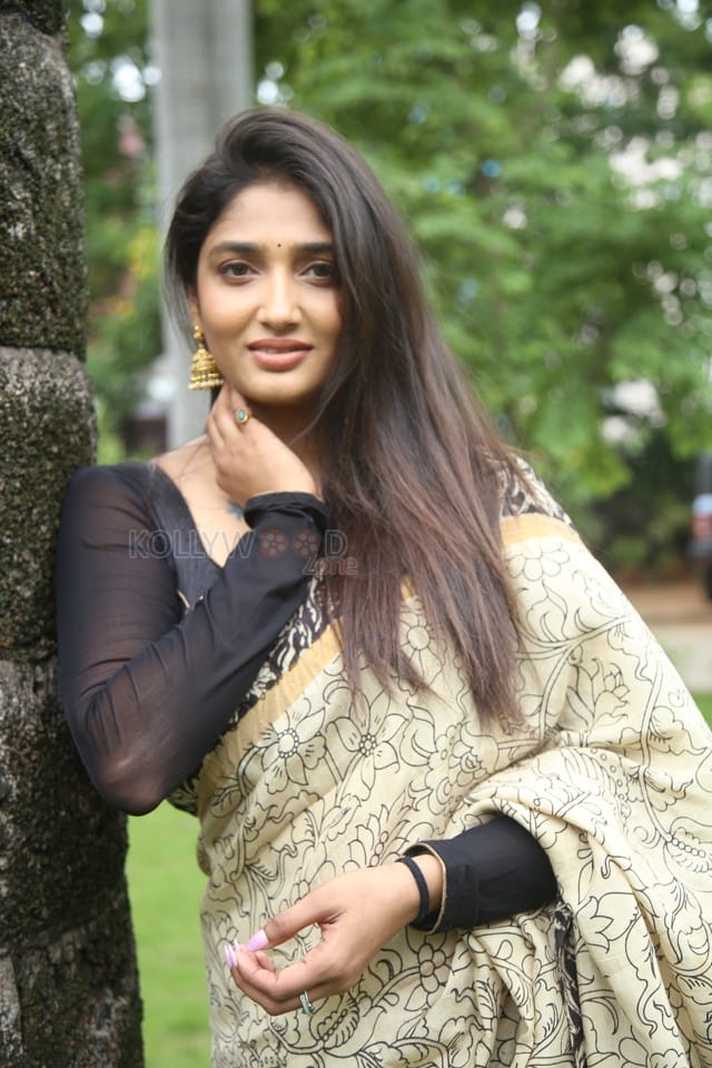 Telugu Actress Priya Vadlamani at Veeranjaneyulu Viharayathra Teaser Launch Pictures 17