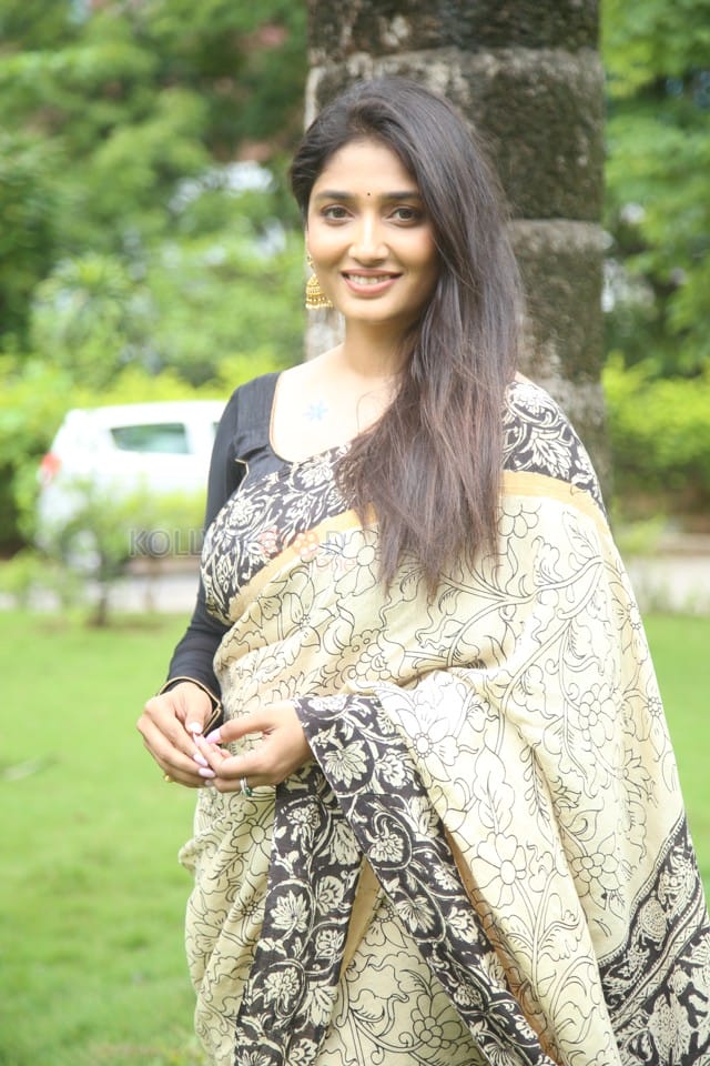 Telugu Actress Priya Vadlamani at Veeranjaneyulu Viharayathra Teaser Launch Pictures 25