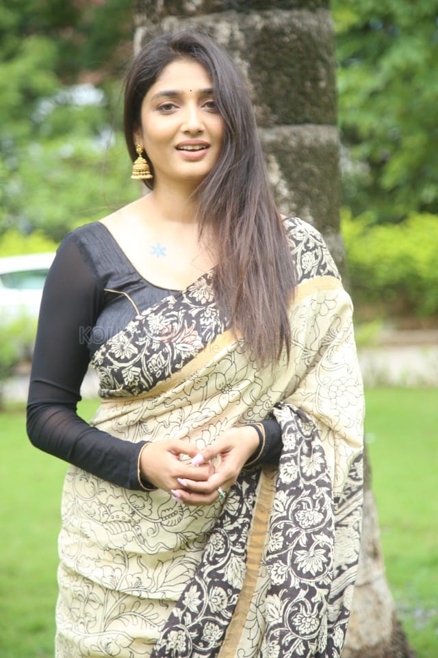 Telugu Actress Priya Vadlamani at Veeranjaneyulu Viharayathra Teaser Launch Pictures 32