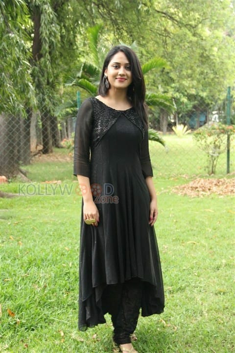 Actress Mia George New Pictures 02