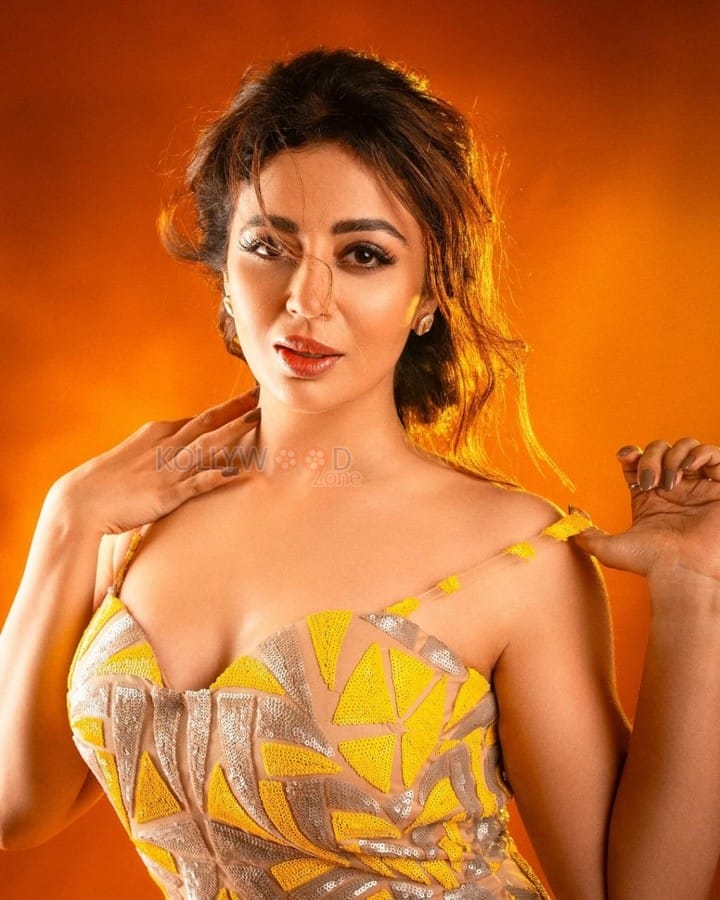 Gorgeous Neha Pendse in a Yellow Gown for Femina Mamaearth 2024 Photos 01