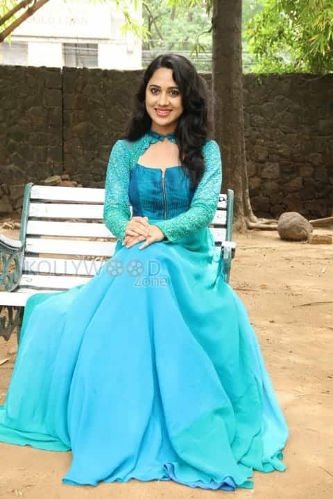 Indru Netru Naalai Movie Heroine Mia George Pictures 09