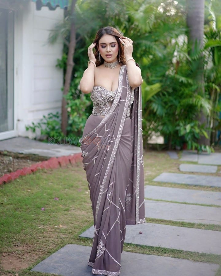 Seductive Bhojpuri Actress Neha Malik in an Off Shoulder Saree Pictures 04