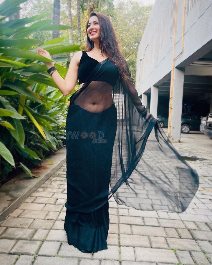 Sexy Esshanya Maheshwari Navel in a Transparent Black Saree with Sleeveless Blouse Photos 01