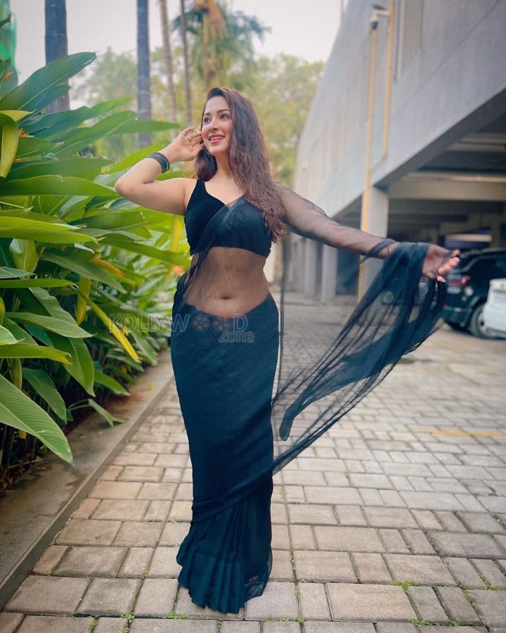 Sexy Esshanya Maheshwari Navel in a Transparent Black Saree with Sleeveless Blouse Photos 03