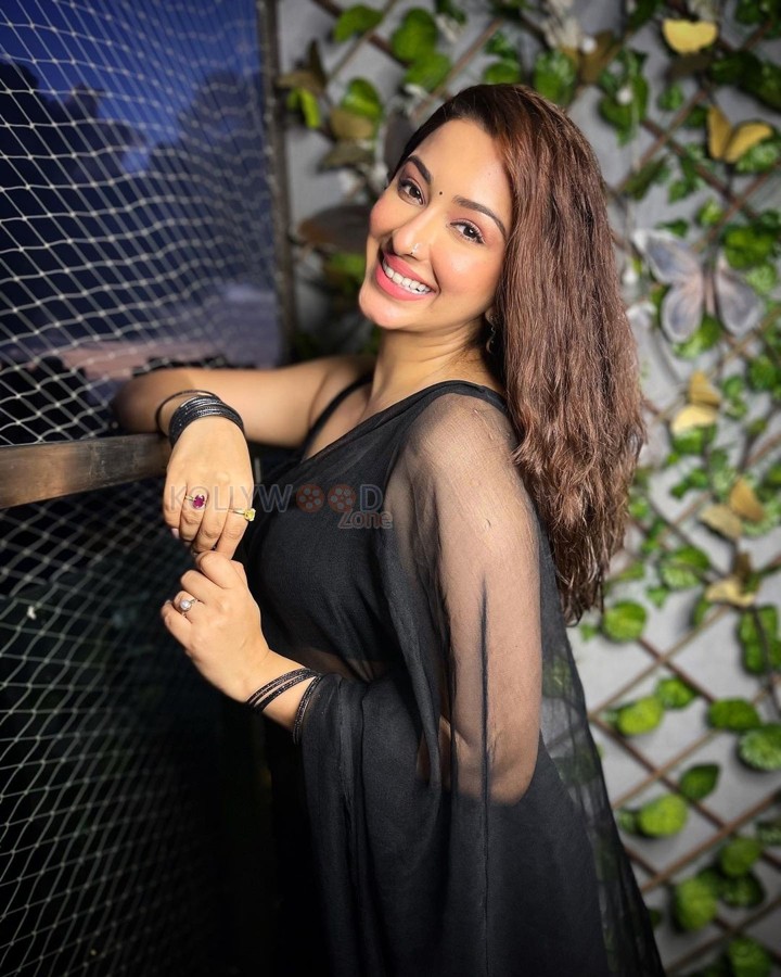 Sexy Esshanya Maheshwari Navel in a Transparent Black Saree with Sleeveless Blouse Photos 04