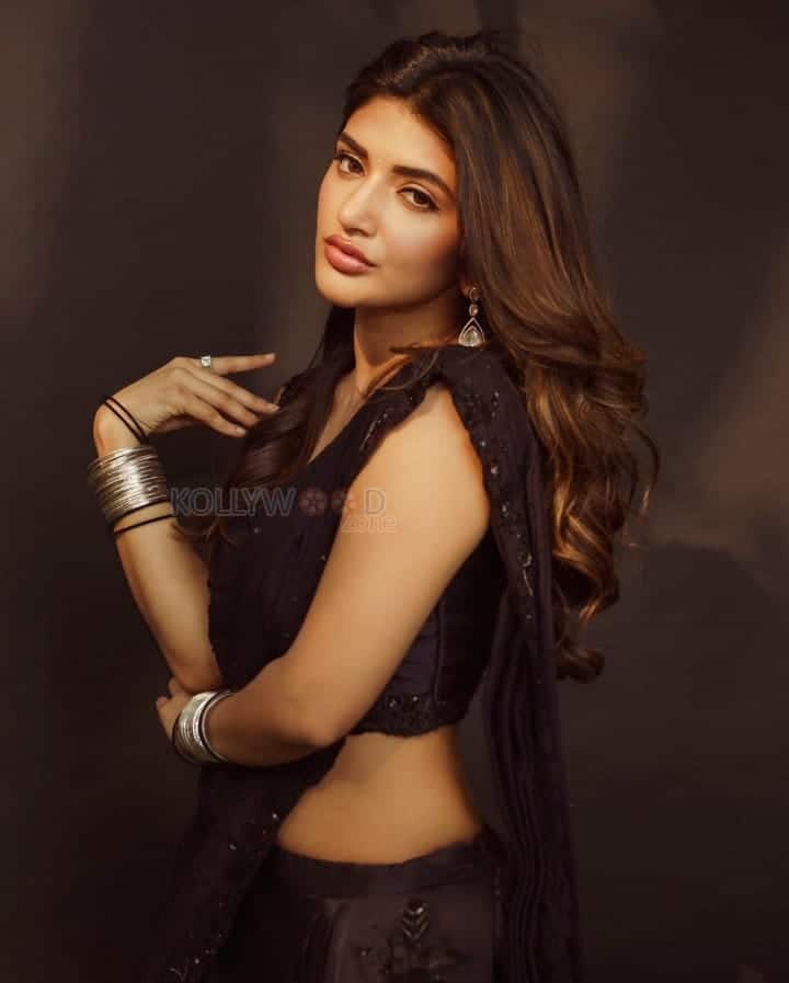 Stunning Beauty Sreeleela in a Black Saree with Sleeveless Blouse Photos 05