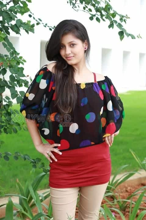 Aavi Kumar Movie Heroine Kanika Tiwari Photos 16