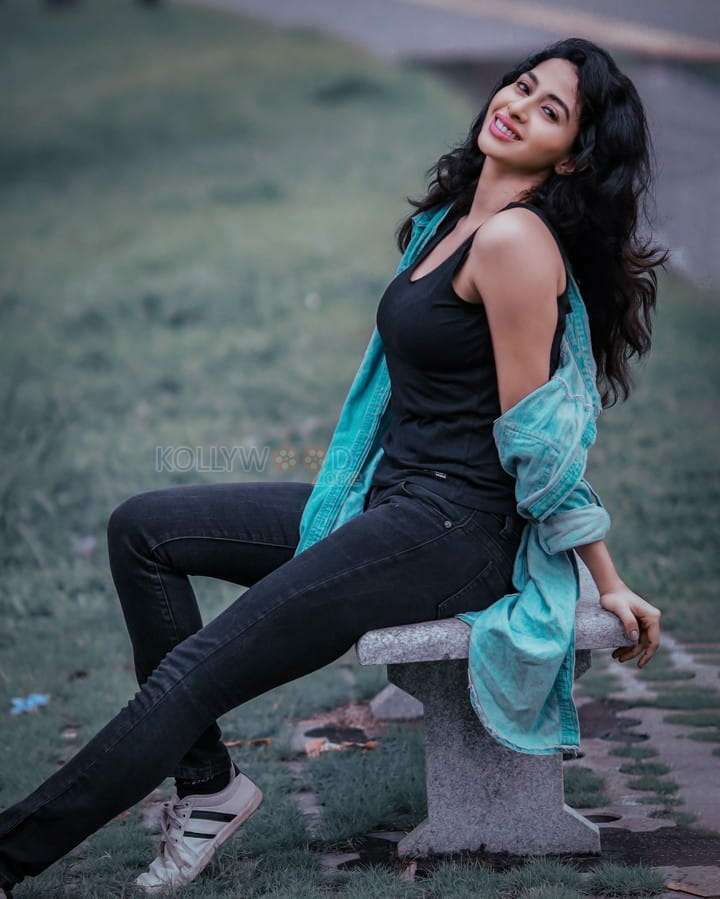 Actress Gayatri Iyer New Photoshoot Pictures 25