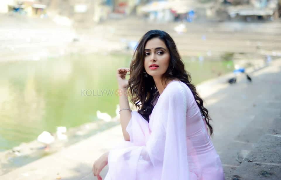 Actress Meenakshi Dixit Sexy Photos 08