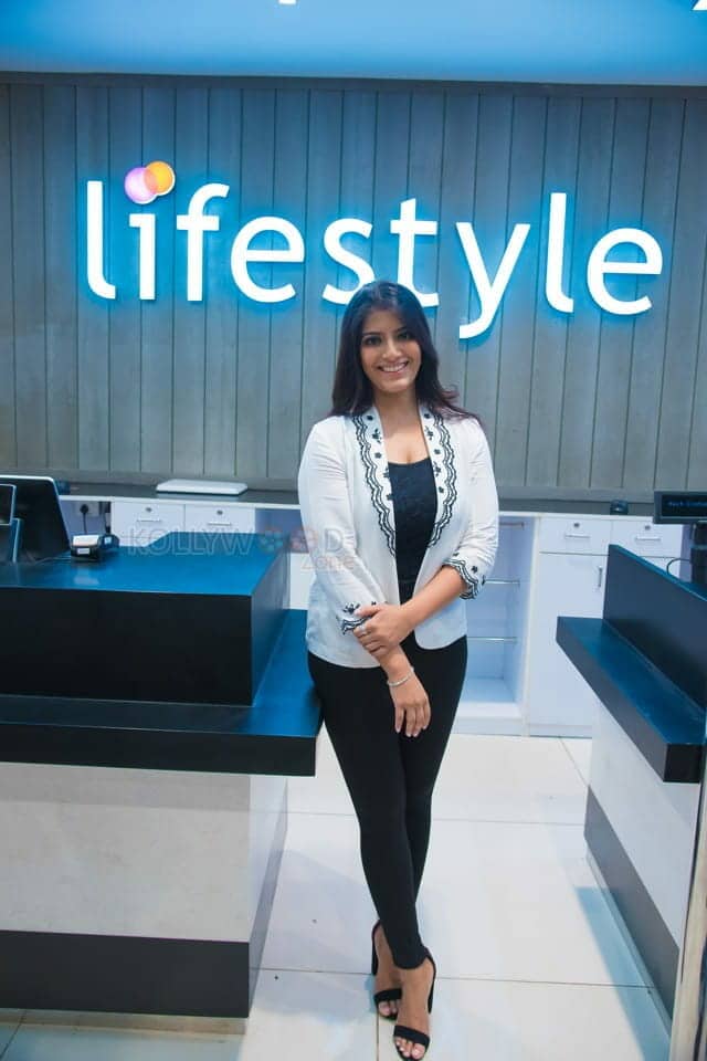 Actress Varalashmi At Life Style Store Launch In Phoenix Market Photos 14