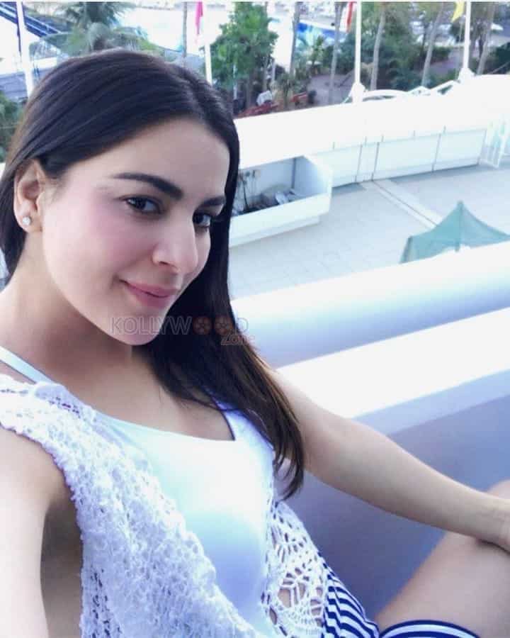 Beautiful Shraddha Arya Pictures 08