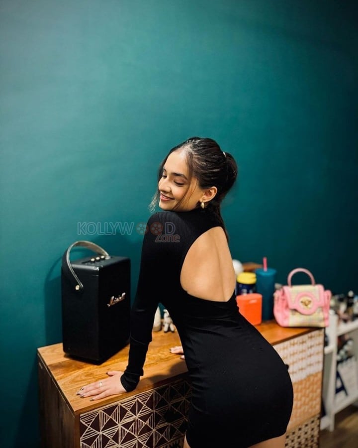 Bold and Beautiful Anushka Sen in a Black Mini Dress Pictures 04