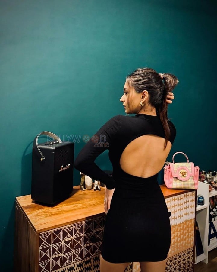 Bold and Beautiful Anushka Sen in a Black Mini Dress Pictures 06