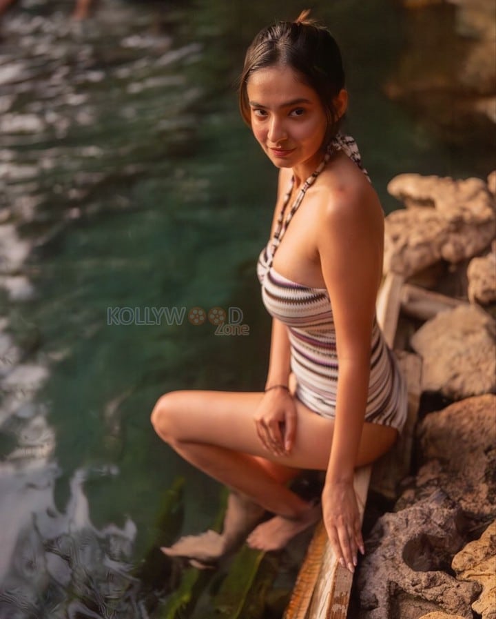 Bold and Hot Anushka Sen in a Stylish Swimsuit Pictures 06