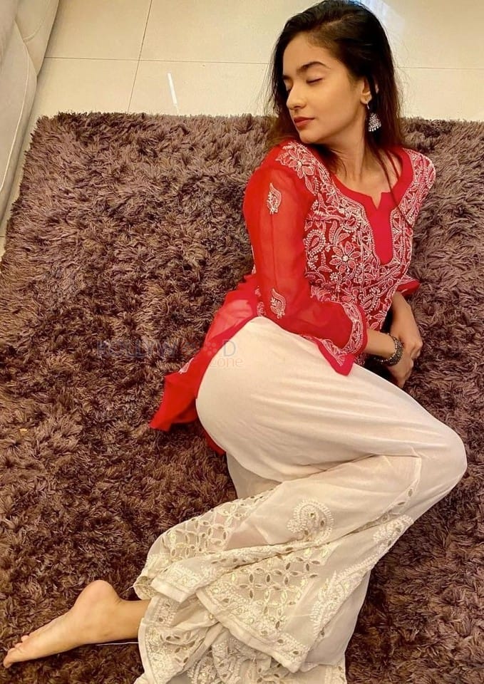 Cute Anushka Sen in a Red and White Salwar Pictures 01