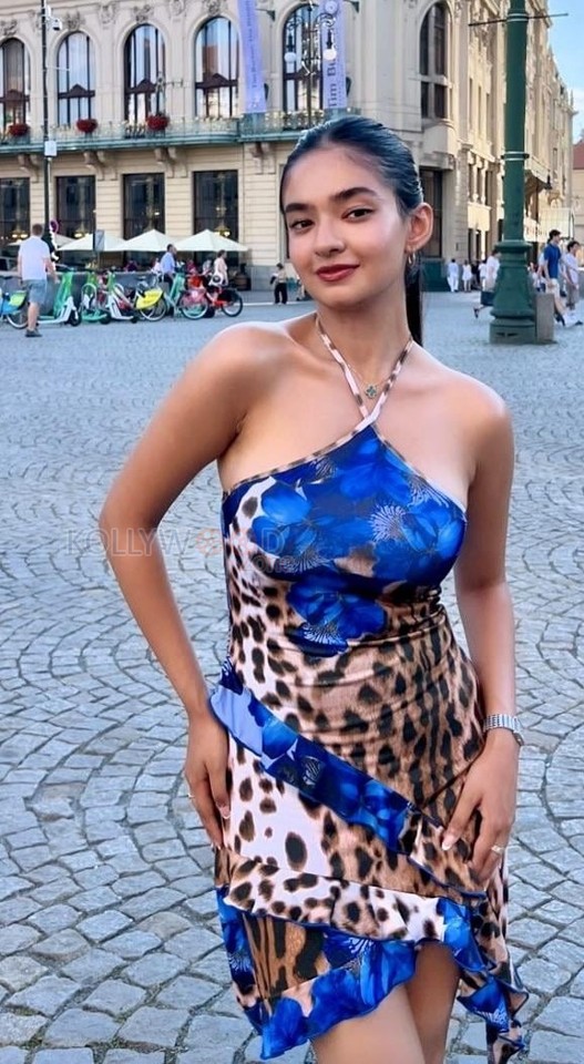 Cute Beauty Anushka Sen in a Blue Printed One Piece Dress Photos 03