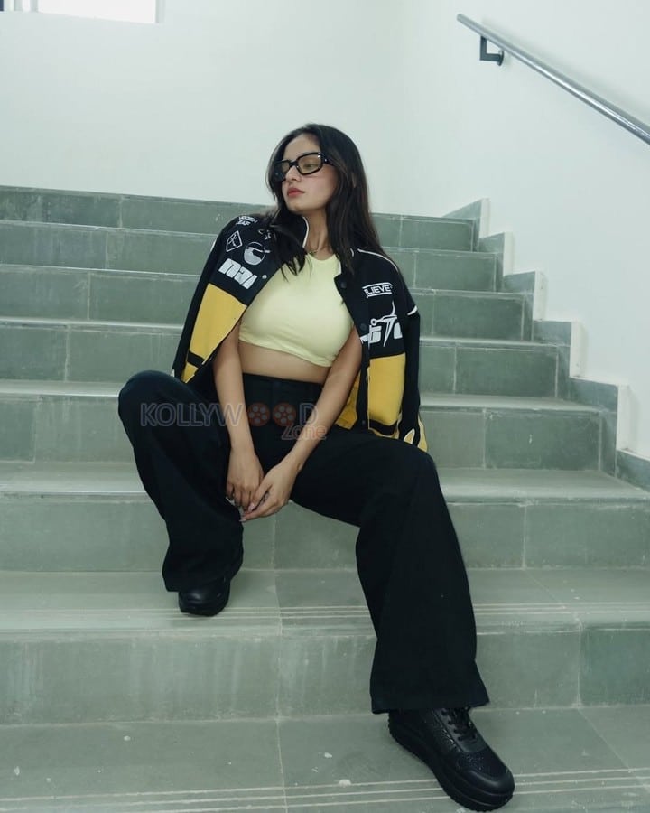 Fashion Beauty Anushka Sen in a Sexy Crop Top and Jacket Photos 02