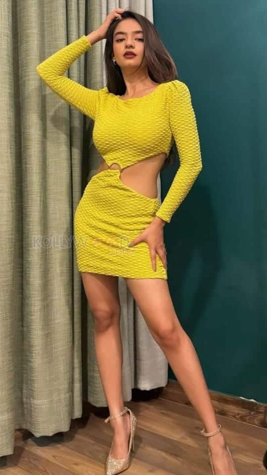 Fashionable Anushka Sen in a Yellow Mini Dress Pictures 02