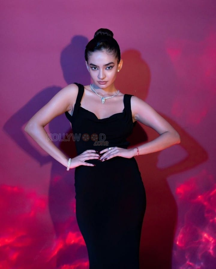 Glam Anushka Sen in a Black Backless Gown Pictures 06