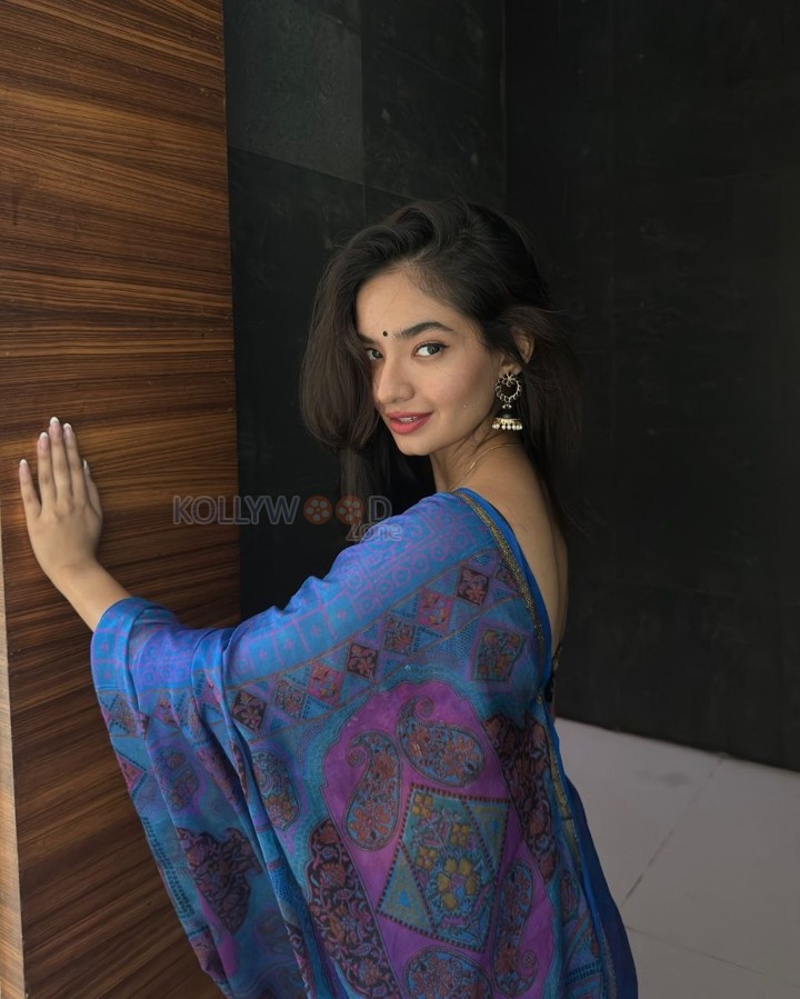 Gorgeous Anushka Sen in a Blue Designer Saree Photos 02