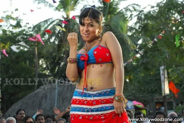 Hot Aarthi Puri Pictures 14