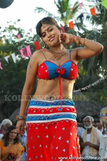 Hot Aarthi Puri Pictures 18