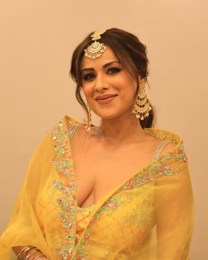 Hot Nia Sharma Cleavage in Yellow Ethnic Wear Pictures 02