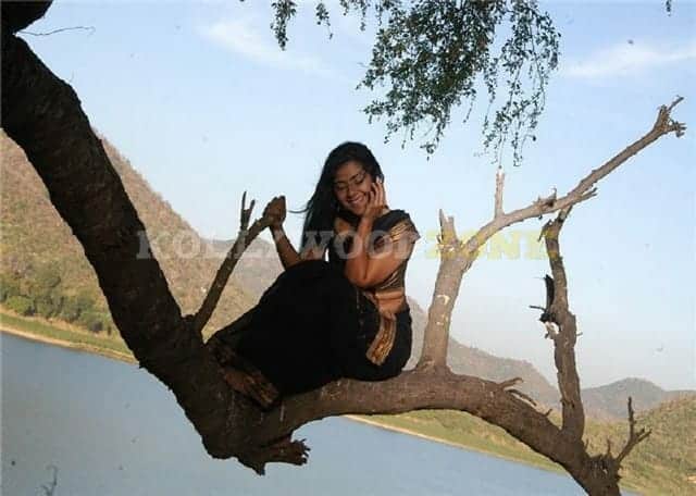 Kamalini Mukherjee Sexy Pictures 05