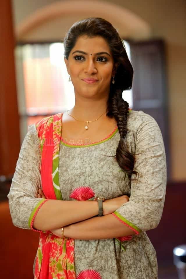 Kanni Raasi Heroine Varalaxmi Sarathkumar Photos 01