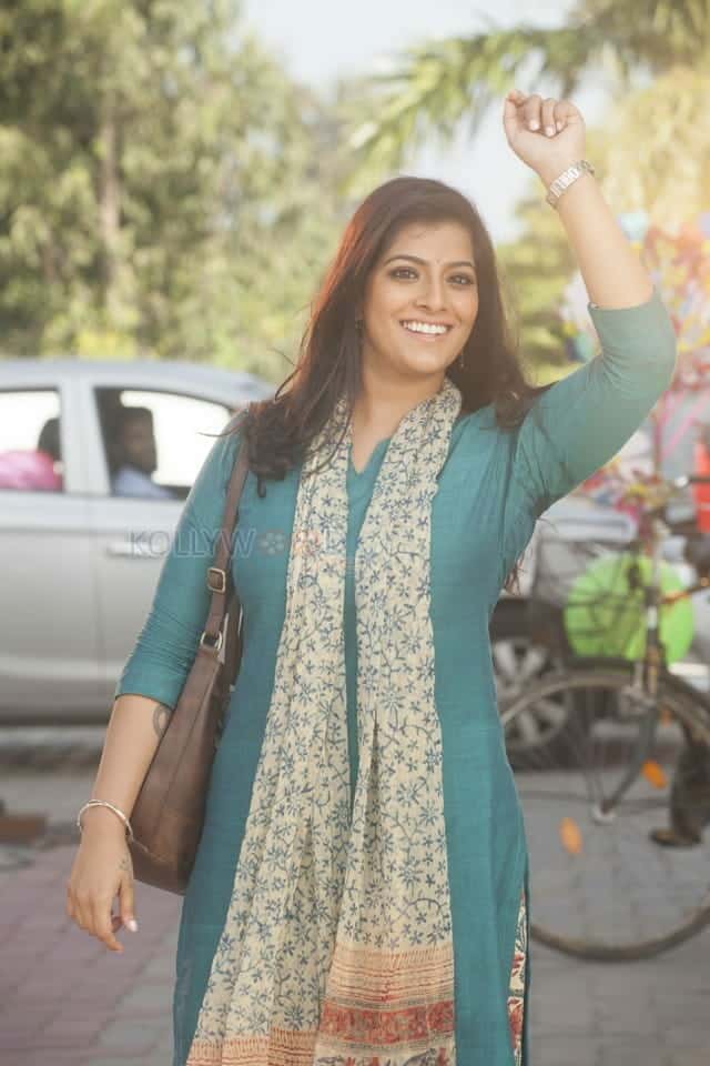 Mr Chandramouli Actress Varalaxmi Sarathkumar Photos 01