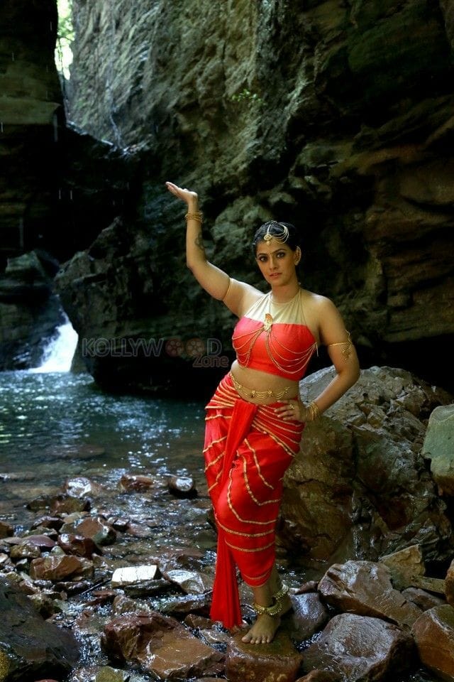 Nagakanya Actress Varalaxmi Sarathkumar 01