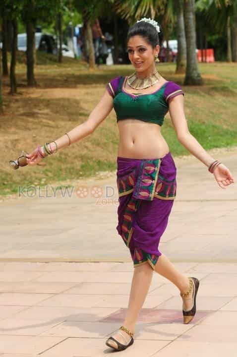 Parvathi Melton Sexy Navel Pictures 01