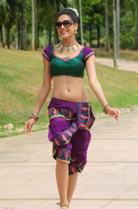 Parvathi Melton Sexy Navel Pictures 03