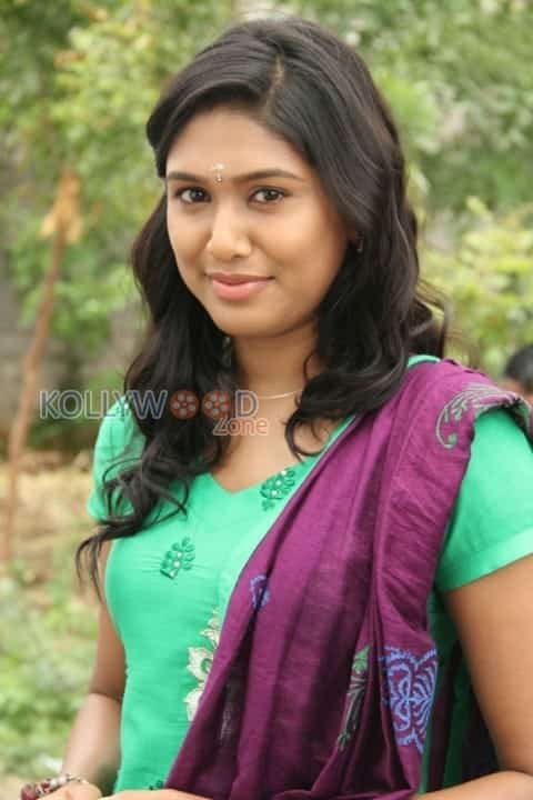 Pattaya Kelappanum Pandiya Movie Heroine Manisha Yadav Photos 01