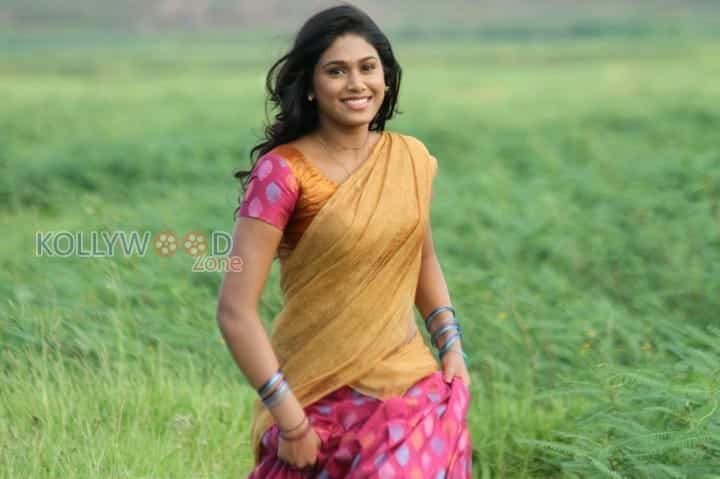 Pattaya Kelappanum Pandiya Movie Heroine Manisha Yadav Photos 02