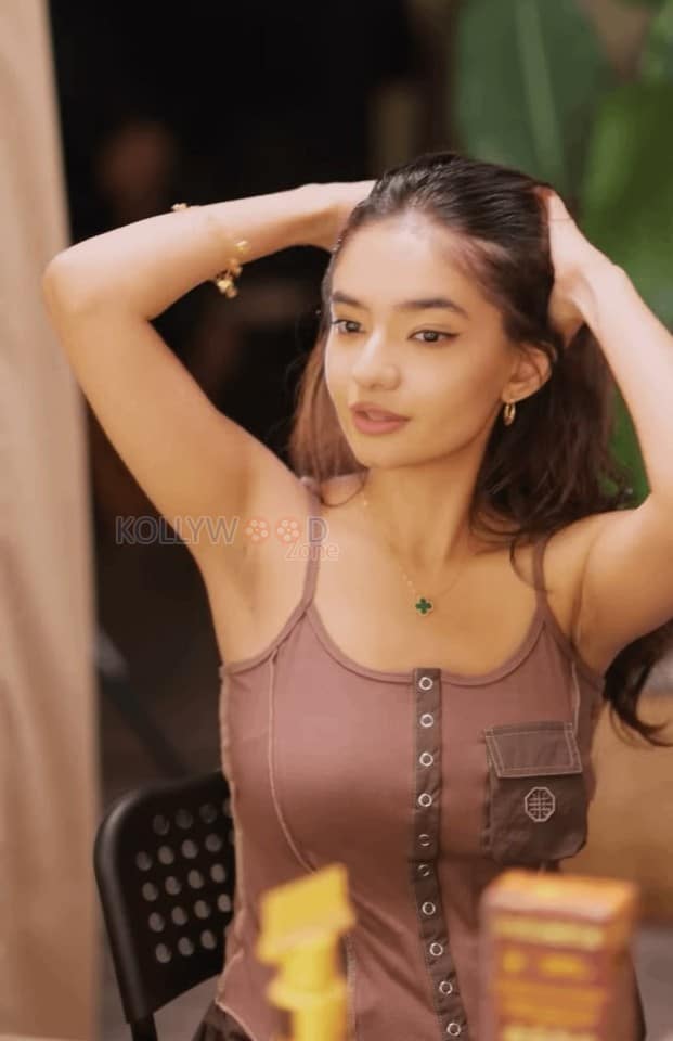 Petite Anushka Sen in a Sleeveless Brown Top Pictures 02