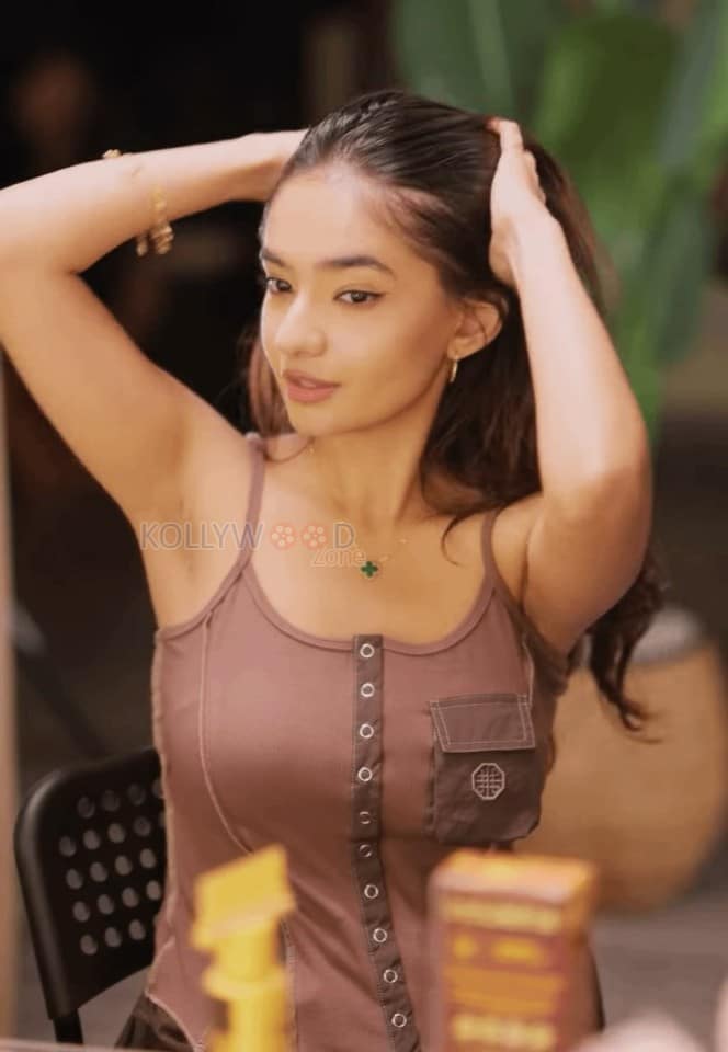 Petite Anushka Sen in a Sleeveless Brown Top Pictures 03