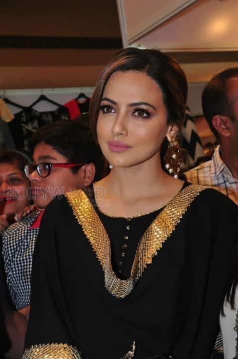 Sana Khan Launches Aakrithi Exibition Photos 01