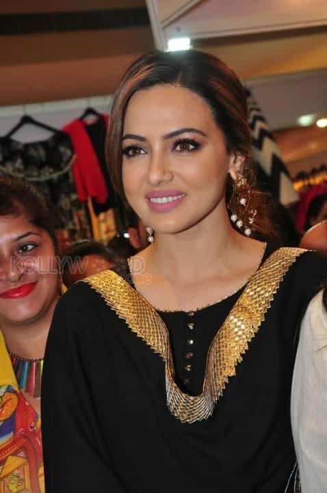 Sana Khan Launches Aakrithi Exibition Photos 03