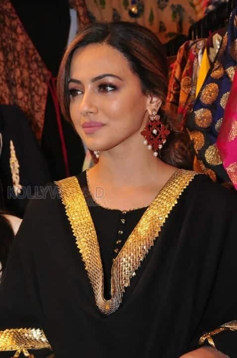 Sana Khan Launches Aakrithi Exibition Photos 08