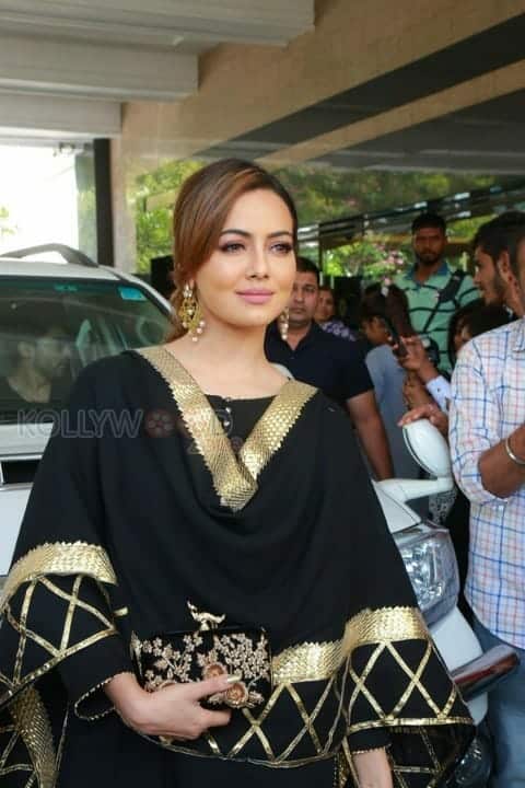 Sana Khan Launches Aakrithi Exibition Photos 14