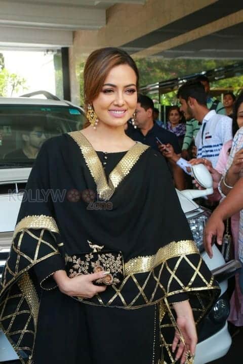 Sana Khan Launches Aakrithi Exibition Photos 15